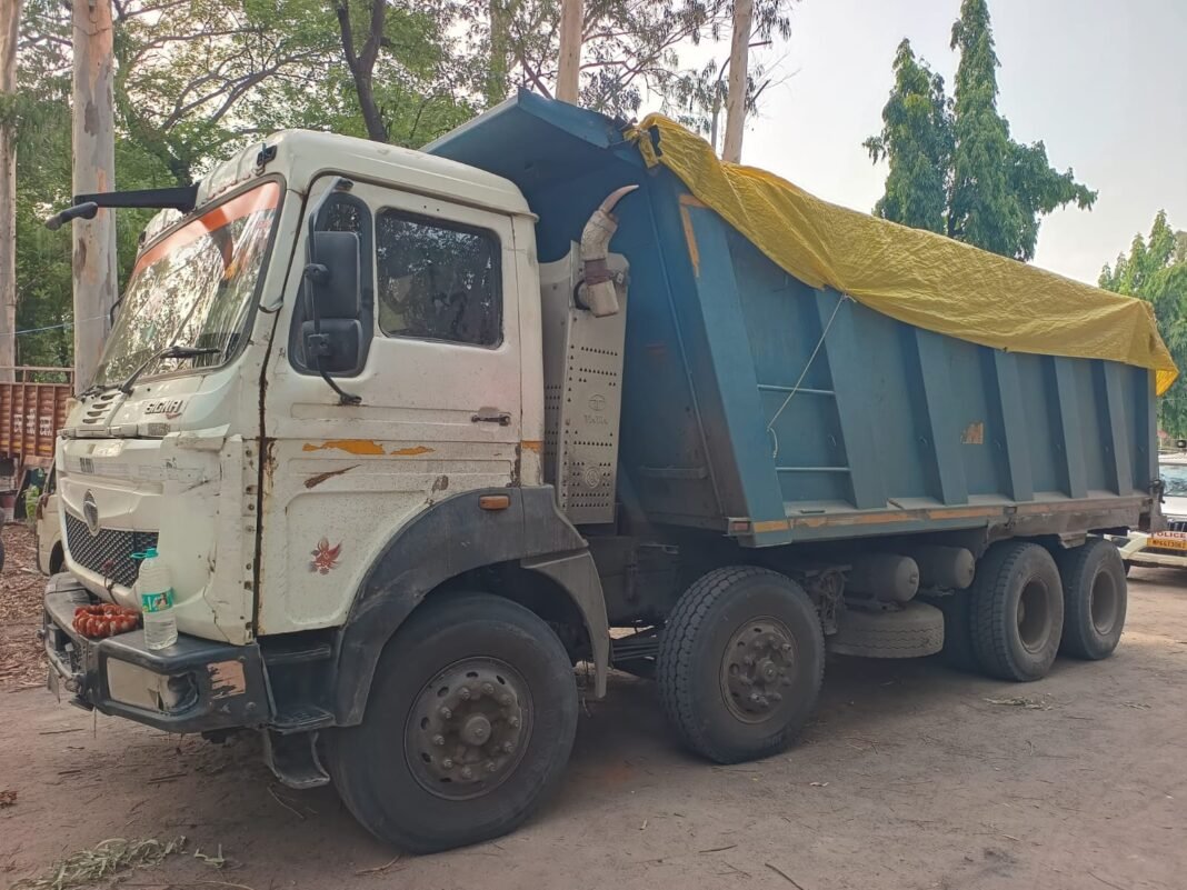 Singrauli Sand Transport Case: कार को टक्कर मारने वाला अवैध रेत लोड हाइवा जब्त, कांग्रेस नेता से कनेक्शन की चर्चा; चालक फरार, जांच तेज