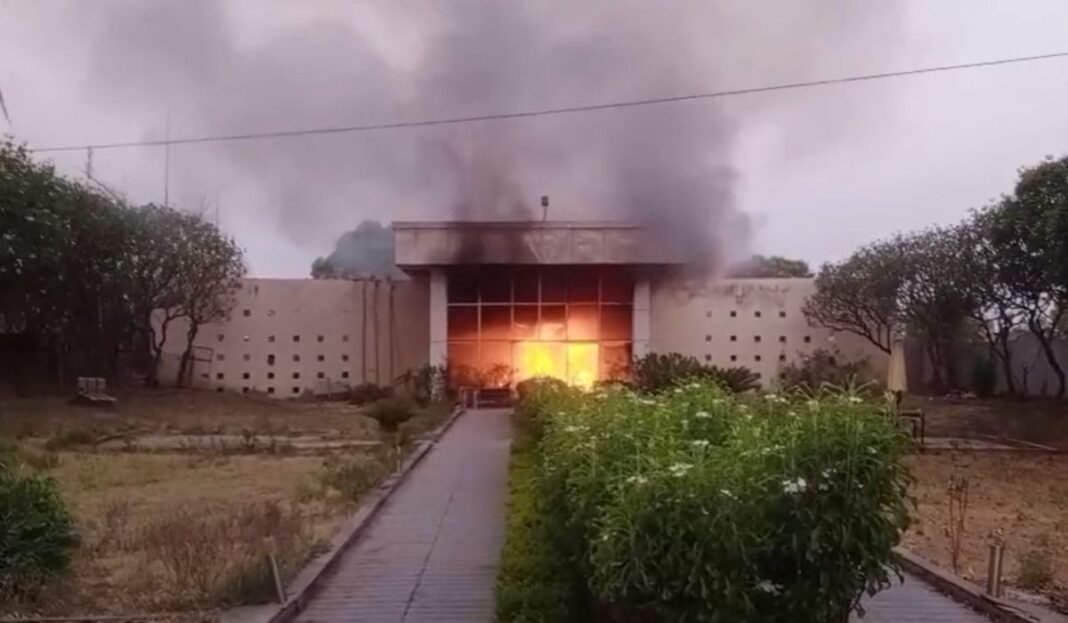 Belmore Park Fire Accident:शॉर्ट सर्किट से बिल्डर के ऑफिस में भड़की आग, महत्वपूर्ण दस्तावेज और फर्नीचर जलकर पूरी तरह खाक