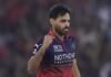 IPL 2026: रायपुर में RCB vs MI मुकाबले में भुवी बने गेमचेंजर! मुंबई इंडियंस 166 रन पर रुकी