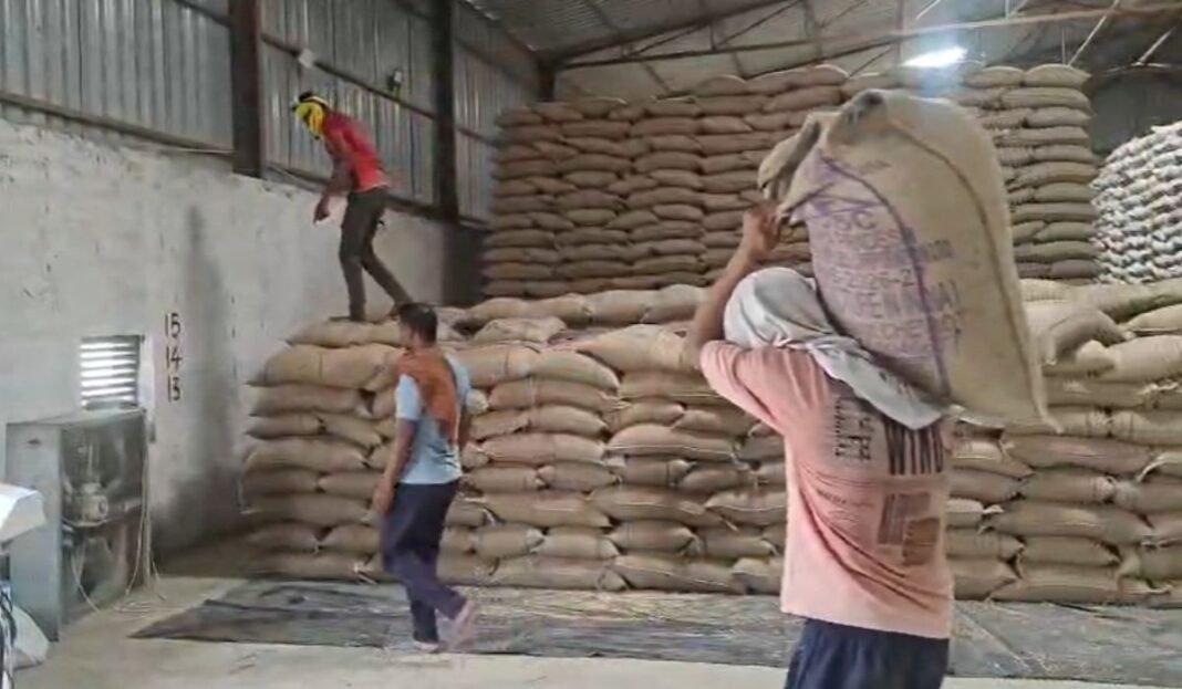 MP Farmers Issue: बैतूल में महिला स्व-सहायता समूहों की मनमानी, समर्थन मूल्य खरीदी केंद्रों पर किसानों से खुली लूट जारी…