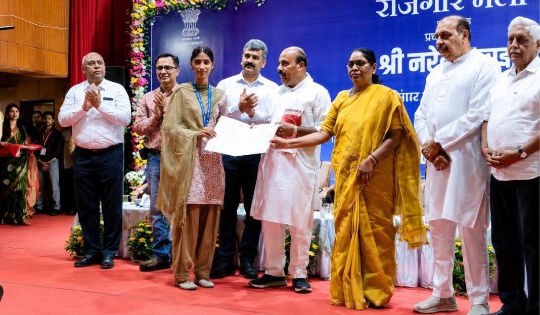 Jabalpur Rozgar Mela: 19वें राष्ट्रीय रोजगार मेले में पीएम मोदी ने युवाओं को दी बड़ी सौगात, वर्चुअल माध्यम से जुड़े