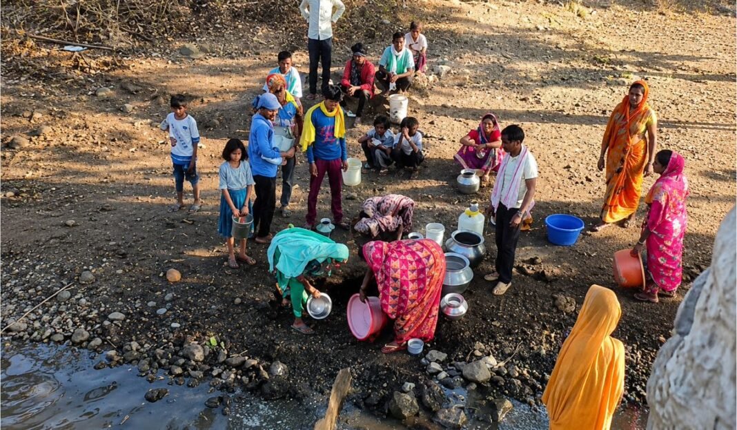 MP Water Crisis: नर्मदापुरम के चारखेड़ा गांव में पेयजल संकट गहराया; एक किलोमीटर दूर सूख चुकी नदी से गंदा पानी लाने को मजबूर ग्रामीण
