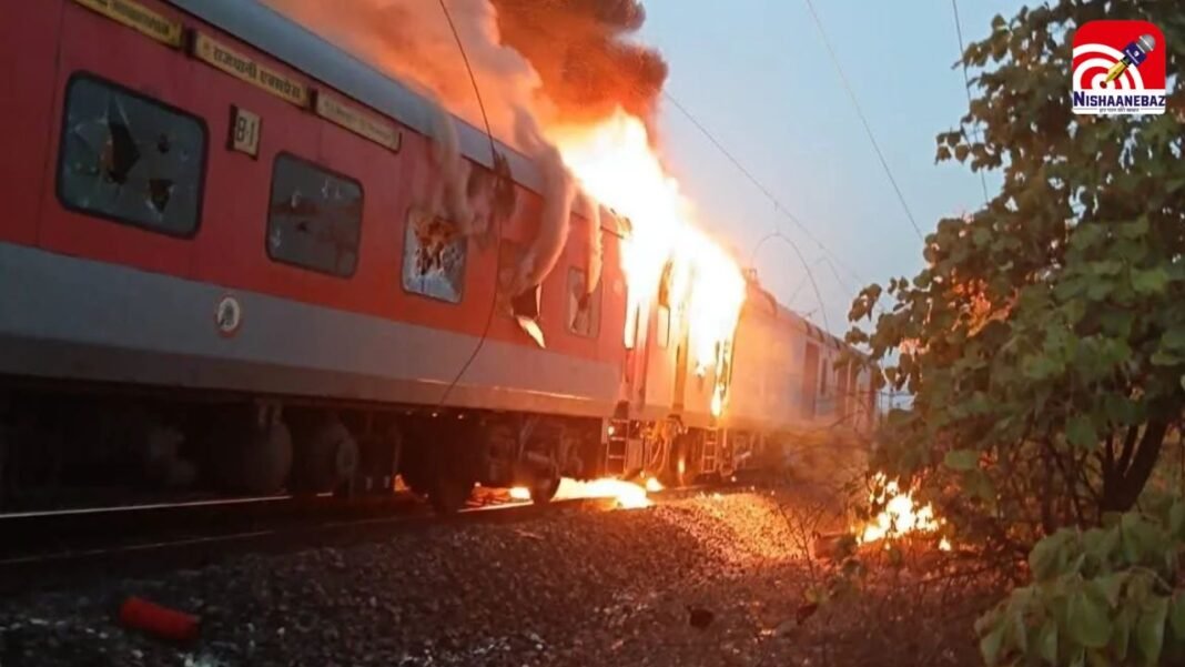 Rajdhani Express Fire : रतलाम में आलोट के पास राजधानी एक्सप्रेस में लगी भयंकर आग, AC और स्लीपर कोच जलकर खाक