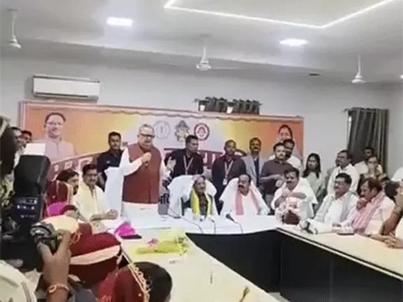 Bemetara Mukhyamantri Kanya Vivah Yojana: बेमेतरा में अव्यवस्थाओं पर भड़के विधानसभा अध्यक्ष रमन सिंह, कलेक्टर-SP को लगाई फटकार; बोले- 15 साल में नहीं देखी ऐसी स्थिति