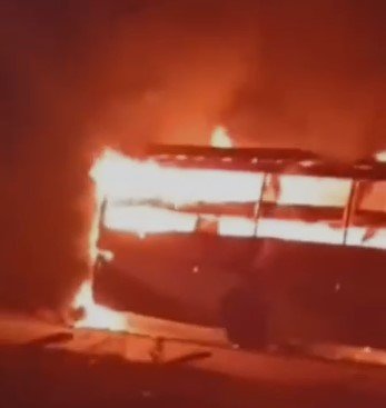 Gwalior-Indore passenger bus catches fire:ग्वालियर-इंदौर यात्री बस में लगी भीषण आग, सभी यात्री सुरक्षित; फायर ब्रिगेड ने पाया काबू