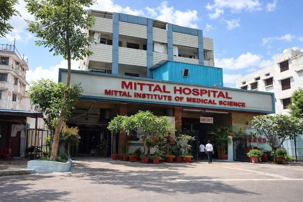 Mittal Hospital Raipur: रायपुर के मित्तल अस्पताल अस्पताल की बड़ी लापरवाही! जिंदा मरीज को मृत बताकर सौंपा शव, एंबुलेंस में हिलने लगे हाथ-पैर
