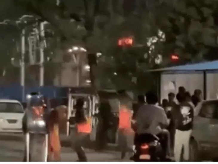 Raipur Railway Station Crime:रायपुर रेलवे स्टेशन पर महिला के साथ बेरहमी से मारपीट, बीच सड़क पर बाल पकड़कर घसीटा, तमाशबीन बनी रही भीड़