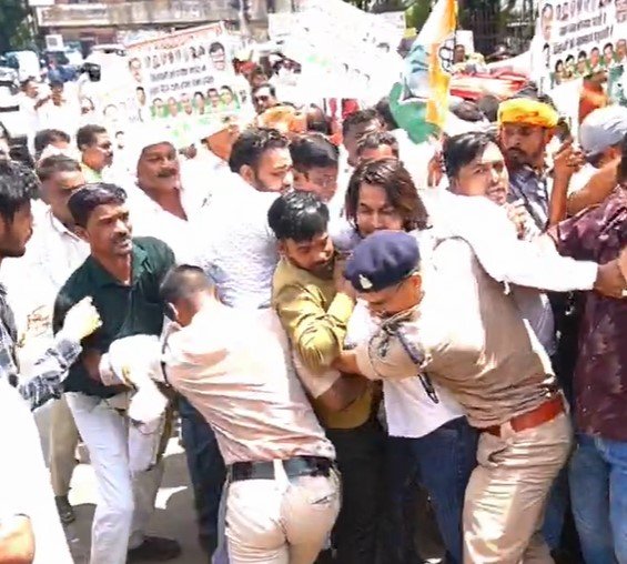 Raipur Congress Protest: खाद-बीज की कमी पर रायपुर में कांग्रेस का हल्लाबोल, कलेक्ट्रेट घेराव के दौरान पुलिस से झड़प