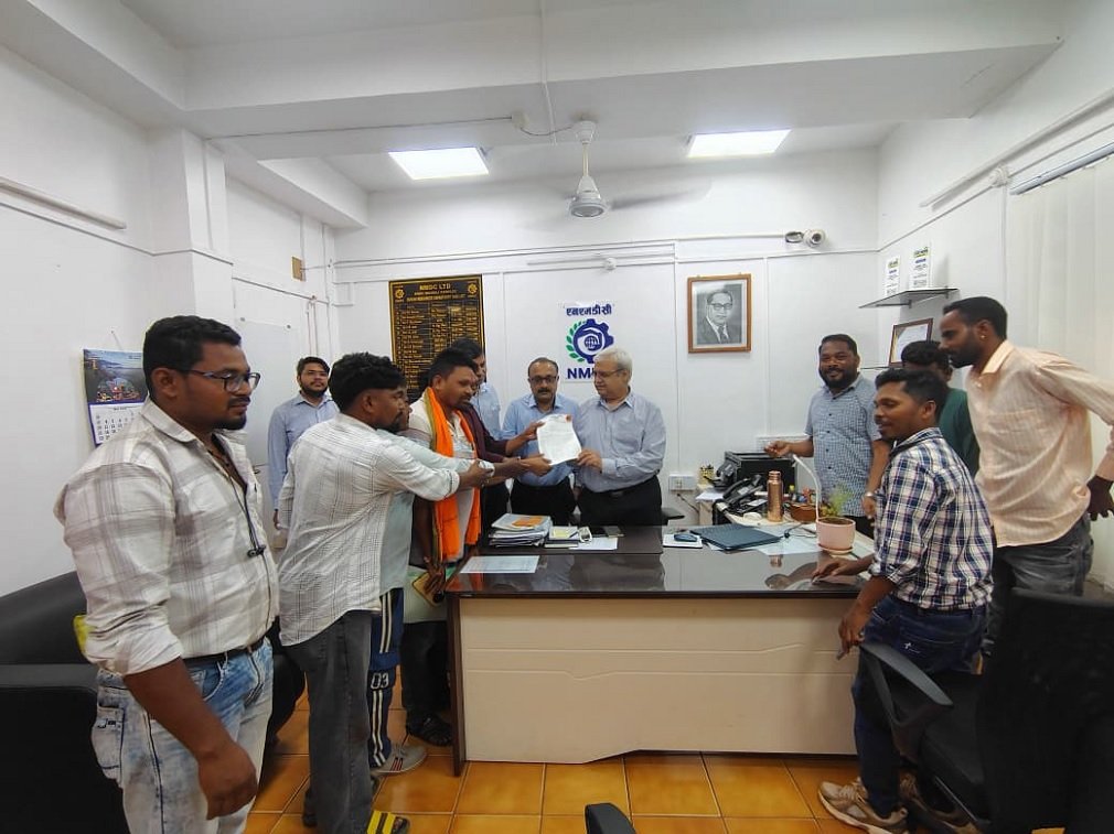 Bacheli News: एनएमडीसी प्रबंधन को ज्ञापन सौंप स्थानीय रोजगार सुनिश्चित करने की मांग, CSR कार्यों में स्थानीय युवाओं को मिले प्राथमिकता : करन तामो, मुकेश कर्मा