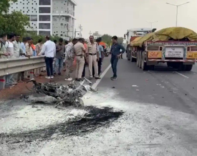 Durg Accident: दर्दनाक सड़क हादसा: तेज रफ्तार ट्रेलर की टक्कर से बाइक सवार युवक की मौत, मोटरसाइकिल जलकर खाक