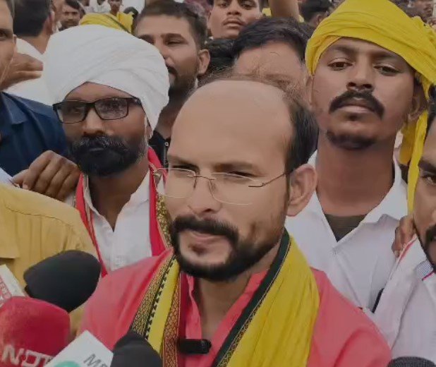 Ratlam News: कलेक्ट्रेट पर ‘बाप’ विधायक का बड़ा शक्ति प्रदर्शन: बैरिकेड्स तोड़कर पहुंचे सैकड़ों आदिवासी, 48 सूत्रीय मांगों को लेकर घेरा