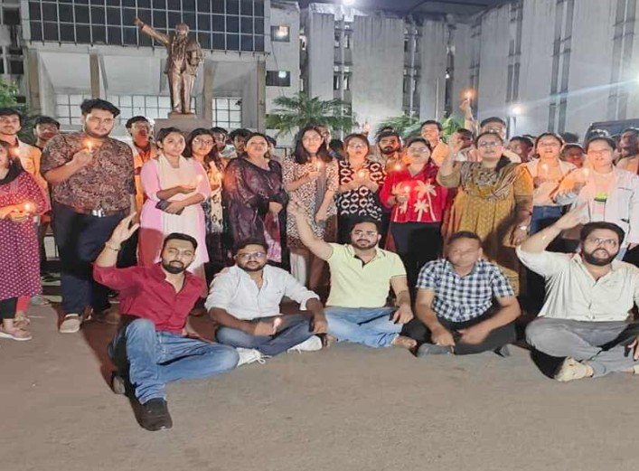 Chhattisgarh junior doctors protest: रायपुर में डॉक्टरों का कैंडल मार्च, स्टाइपेंड बढ़ाने और आउटसोर्सिंग के विरोध में जोरदार प्रदर्शन
