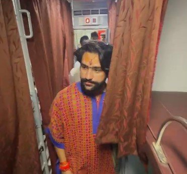 Bageshwar Sarkar Train Journey: निजी वाहन नहीं, चुनी ट्रेन यात्रा; बागेश्वर सरकार ने दिया प्रधानमंत्री के सार्वजनिक परिवहन अपनाने का संदेश