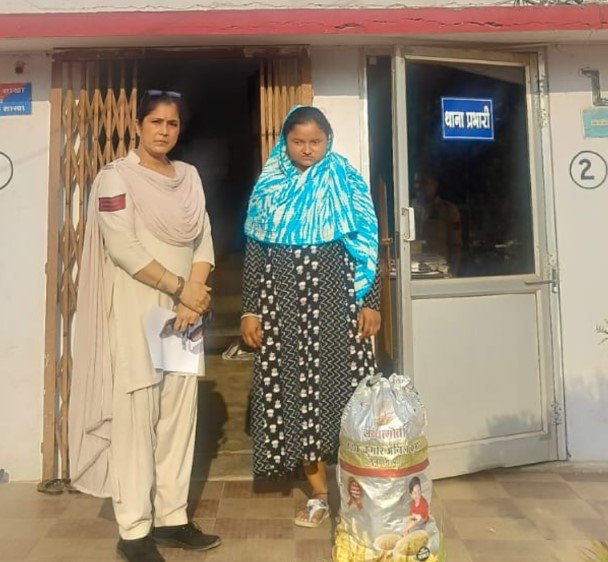 Raipur Police-Woman Arrested: सरोना में अवैध शराब बेच रही महिला गिरफ्तार, 105 पौवा देशी शराब जब्त