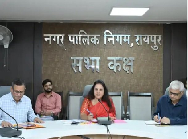 raipur Mayor Review Meeting: रायपुर महापौर की अफसरों को कड़ी फटकार: बोलीं– ‘काम में गड़बड़ी पर सिर्फ ठेकेदार नहीं, लापरवाह अधिकारियों पर भी हो एक्शन’