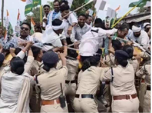 Chhattisgarh Electricity Tariff Hike: छत्तीसगढ़ में बिजली दर बढ़ोतरी पर बवाल: नगाड़ा बजाकर कांग्रेस का विरोध