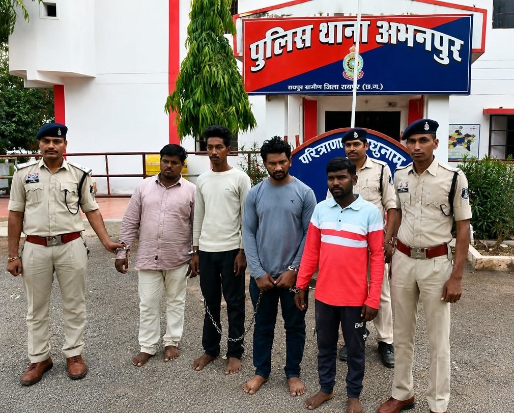 Abhanpur Crime News: अभनपुर पुलिस की बड़ी सफलता: बैंक मित्रों को निशाना बनाने वाले लुटेरे गिरोह का पर्दाफाश, सरपंच का भाई निकला मास्टरमाइंड