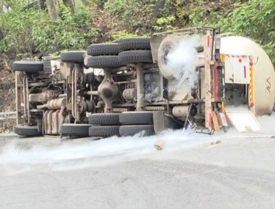 Keshkal Ghat Accident: केशकाल घाट हादसा: ब्रेक फेल होने से पलटा ऑक्सीजन टैंकर, जानिए फिर क्या हुआ