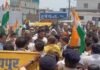 Raipur Birgaon Ravabhatha News: सुशासन तिहार में भाजपा-कांग्रेस कार्यकर्ताओं के बीच झड़प, विधायक के काफिले का विरोध कर सड़क पर लेटे कांग्रेसी Raipur Birgaon Ravabhatha News