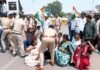 Rajim News: खाद-बीज और महंगाई पर फूटा कांग्रेस का गुस्सा, विधायक रोहित साहू को दिखाए काले झंडे Rajim News