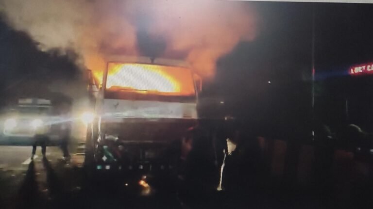 Bhopal Garbage Truck Fire: हाईवे पर दौड़ते नगर निगम के कचरा ट्रक में लगी आग, शॉर्ट सर्किट से जलकर खाक हुआ वाहन
