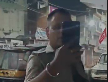Katni Police Assault: कटनी में कानून के रखवालों पर हमला डायल-112 के आरक्षक से बीच सड़क मारपीट, वीडियो वायरल होने के बाद पुलिस कार्रवाई पर उठे सवाल