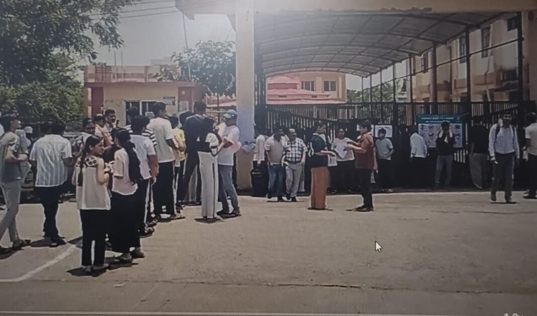 Vidisha Re-NEET Exam: री-NEET परीक्षा में तीन छात्राएं रहीं परीक्षा से वंचित, दो मिनट की देरी और गलत एडमिट कार्ड बना कारण