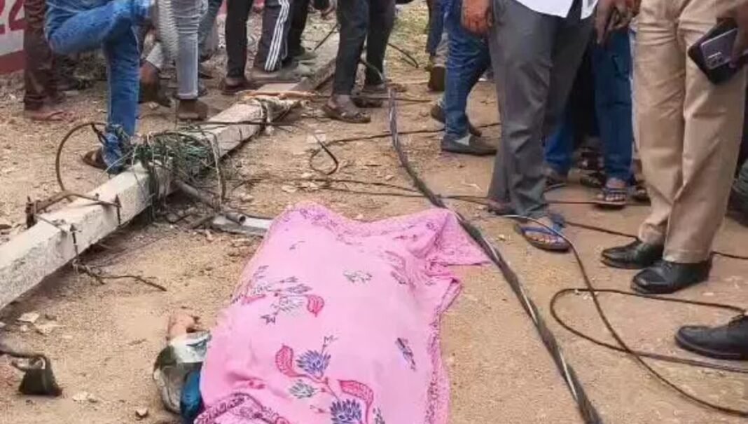 Baloda Bazar Accident: बाजार में अचानक गिरा बिजली का पोल, चपेट में आने से आंगनबाड़ी कार्यकर्ता पूर्णिमा वर्मा की मौत