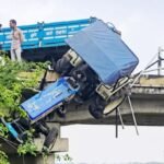 Nawapara Rajim Accident: त्रिवेणी पुल पर हवा में लटका काल! रेलिंग तोड़कर नीचे गिरने से बचा ट्रैक्टर, मची अफरा-तफरी