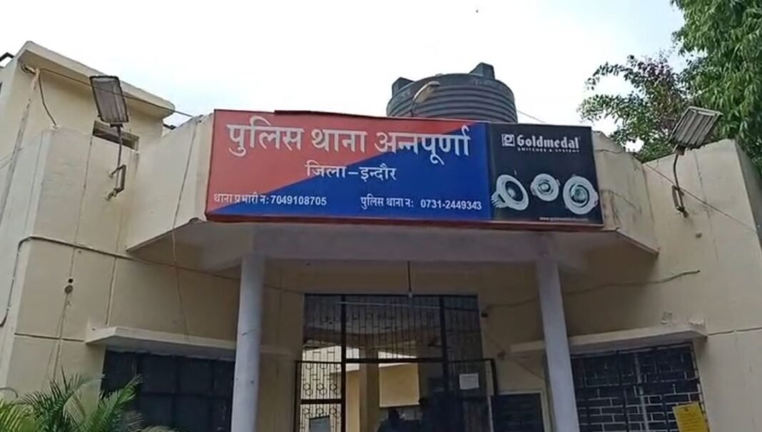 Indore Temple Murder: इंदौर में सनसनीखेज वारदात: मंदिर में शराब पीने से रोकने पर सेवादार की डंडे मार-मारकर हत्या; मंदिर से गुरुद्वारे तक भागते रहे बुजुर्ग, 31 वार CCTV में कैद