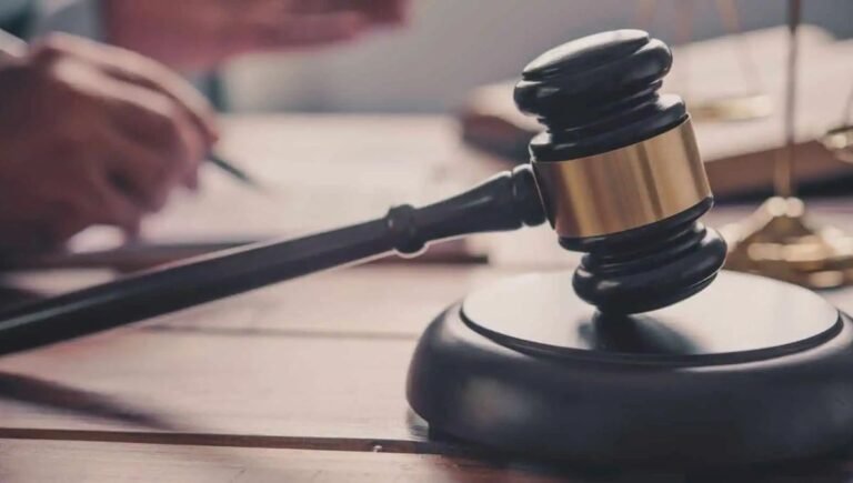 CG Clerk Jailed: अंबिकापुर में रिश्वतखोर बाबू को 6 साल बाद सजा: रिटायर चौकीदार की ग्रेच्युटी-पेंशन के बदले मांगे थे ₹8,000; कोर्ट ने सुनाई 3 साल की कैद