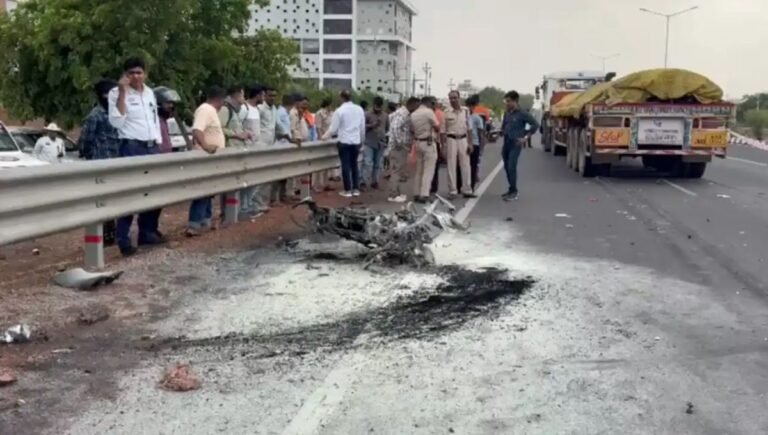 Durg Road Accident: दुर्ग में तेज रफ्तार का कहर: ट्रेलर की टक्कर से बाइक सवार युवक की मौत, मोटरसाइकिल जलकर खाक