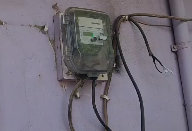 Rewa Power Line Vandalism: रीवा में आधी रात की अजीबोगरीब वारदात युवक ने काट दिए 60 घरों के बिजली कनेक्शन, CCTV में कैद हुई करतूत