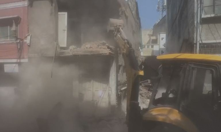 Indore Building Demolition: बारिश से पहले नगर निगम का बड़ा एक्शन इंदौर के मुराई मोहल्ले में तीन जर्जर भवन जमींदोज