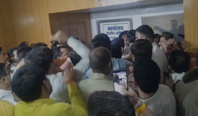 MP Rajya Sabha Election Dispute: राज्यसभा चुनाव में बढ़ी सियासी तल्खी मीनाक्षी नटराजन के नामांकन पर बीजेपी की आपत्ति, निर्वाचन कार्यालय में आमने-सामने आए दोनों दल