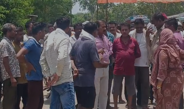 Seoni Malwa Electric Shock Death: बिजली लाइन की चपेट में आने से युवक की मौत, सिवनी मालवा में शव रखकर चक्काजाम; मुआवजे की मांग पर अड़े ग्रामीण