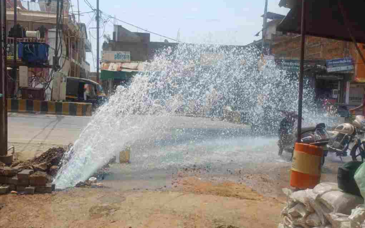 Beohari Water Pipeline Burst: जल संकट के बीच फूटी पाइपलाइन सड़कों पर बहा हजारों लीटर पानी, कई वार्डों की सप्लाई ठप, लोग करने लगे वाहनों की धुलाई