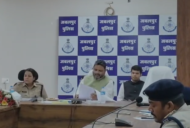 Jabalpur Crime Review Meeting: अपराध और अवैध धर्मांतरण पर सख्ती के निर्देश, लापरवाह अधिकारियों पर होगी कार्रवाई कैलाश जाटव