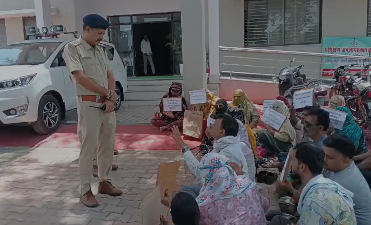 Rewa Job Scam Protest: रकम दोगुनी और नौकरी दिलाने का झांसा देकर करोड़ों की ठगी, कार्रवाई की मांग को लेकर एसपी कार्यालय पहुंचे पीड़ित