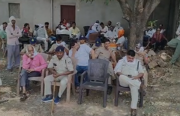 Rewa Land Grab Allegations: रीवा में भाजपा नेता पर करोड़ों की जमीन हड़पने के गंभीर आरोप, भू-अभिलेख में कथित हेराफेरी कर शुरू कराया निर्माण; न्याय की गुहार लेकर कलेक्ट्रेट पहुंचा पीड़ित परिवार