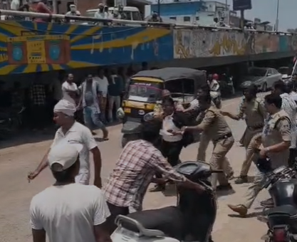 Rewa Lawyer Viral Video: रीवा में प्रशासनिक कार्रवाई के दौरान हंगामा, वकील को कॉलर पकड़कर थाने ले जाने का वीडियो वायरल