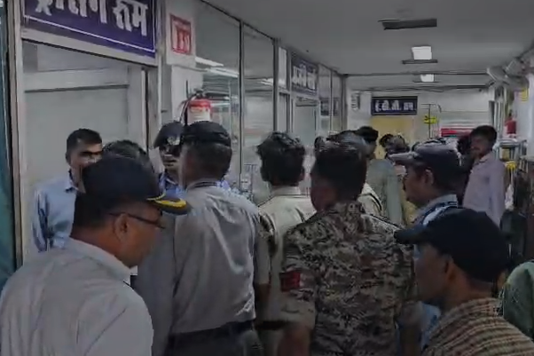 Rewa Road Accident: रीवा में सड़क हादसे के बाद पुलिस की बड़ी मानवीय पहल, एडिशनल एसपी संदीप मिश्रा ने खुद संभाला मोर्चा, घायलों को पहुंचाया अस्पताल, बस चालक फरार