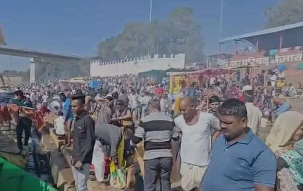 Nemawar Somvati Amavasya Rush: नेमावर में सोमवती अमावस्या पर उमड़ा आस्था का सैलाब नर्मदा स्नान के लिए पहुंचे हजारों श्रद्धालु, भीषण जाम से दो घंटे तक थमी रफ्तार