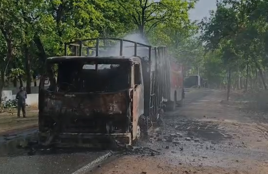 Umaria Truck Fire: उमरिया ब्रेकिंग- परचून से भरे ट्रक में लगी भीषण आग, लाखों का सामान जलकर खाक; फायर ब्रिगेड ने पाया काबू
