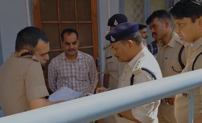 Jabalpur Breaking Update: जबलपुर में सनसनीखेज डबल शूटिंग युवती को गोली मारने के बाद युवक ने खुद को भी मारी गोली, बिजनेस पार्टनर बताए जा रहे दोनों