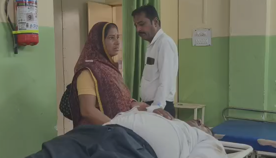 Harda Road Accident: नेमावर मार्ग पर दर्दनाक हादसा नर्मदा स्नान के लिए पैदल जा रहे दंपति को बाइक ने मारी टक्कर, पत्रकार ने बचाई तीनों की जान