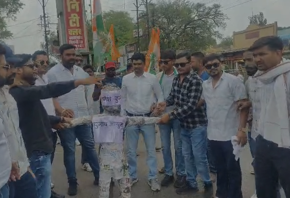 Congress Protest MP: छिंदवाड़ा में यूथ कांग्रेस का प्रदर्शन मीनाक्षी नटराजन का नामांकन रद्द होने के विरोध में फूटा आक्रोश, चुनाव आयोग के खिलाफ नारेबाजी