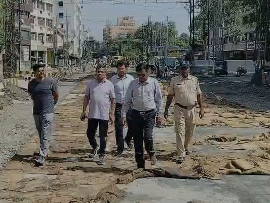 Indore Smart City Road Project: स्मार्ट सिटी परियोजनाओं की सड़कों का निगम कमिश्नर ने किया निरीक्षण, निर्माण कार्यों में तेजी लाने के निर्देश