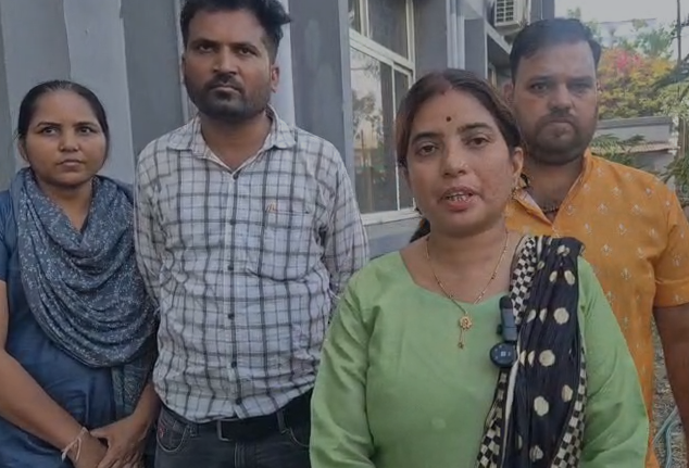 Barwani Dumper Accident: बड़वानी में बेलगाम डंपर का आतंक कार को मारी टक्कर, महिला अधिकारी को धमकाने का आरोप, चालक फरार, मालिक पर भी FIR