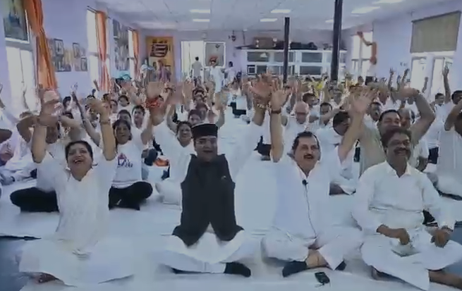 Bhopal Yoga Event: बड़ा तालाब से टीटी नगर स्टेडियम तक योग का उत्साह, हजारों युवाओं ने दिया फिट इंडिया का संदेश